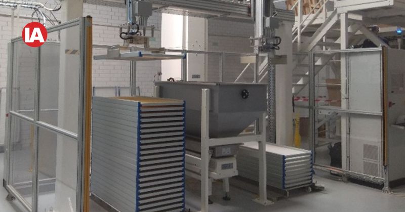 Pick & place stations with Cartesian axes for automated tray movement
