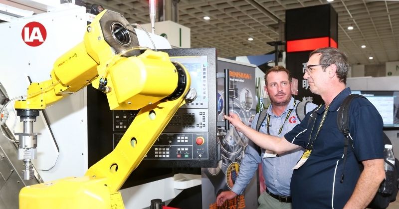 Eye-catching robotic arms draw the attention of international buyers