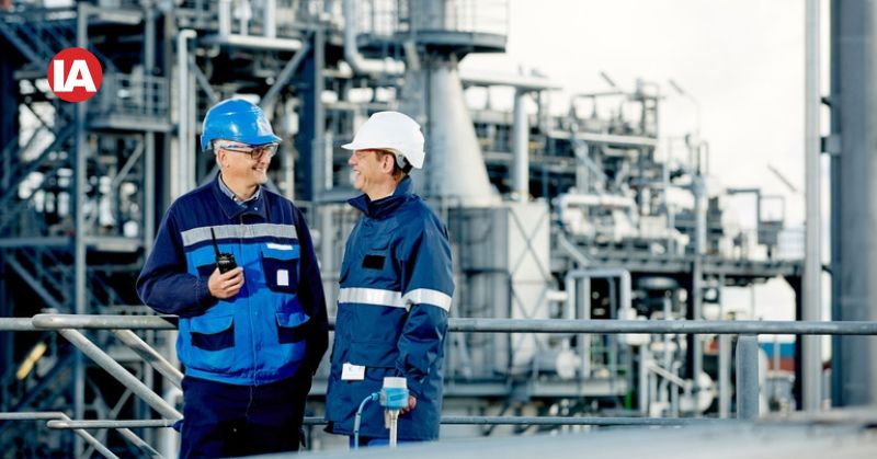 Two engineers in an oil refinery. ©Endress+Hauser