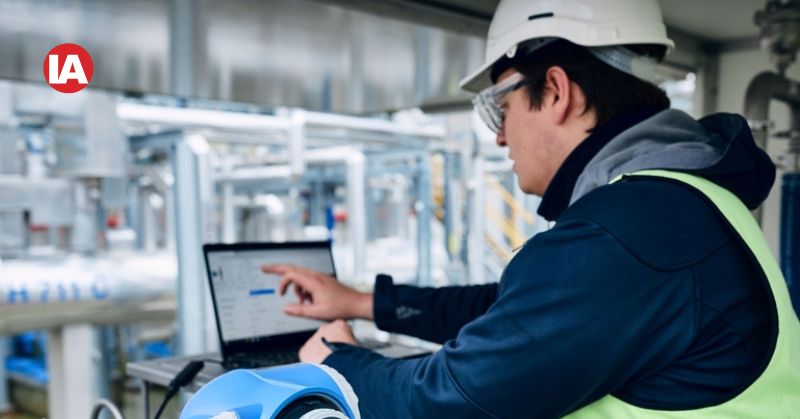 Engineer calibrating a flow meter. ©Endress+Hauser